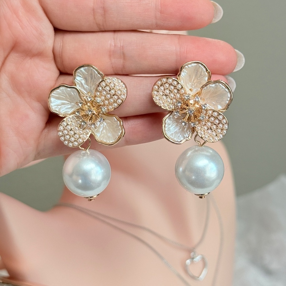 ⚜️ Elegant Gold and Pearl Flower Earrings - Picture 10 of 11